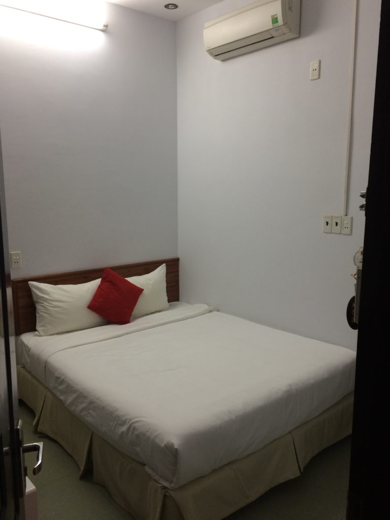 MANGO MINI HOTEL bed room with air conditioning